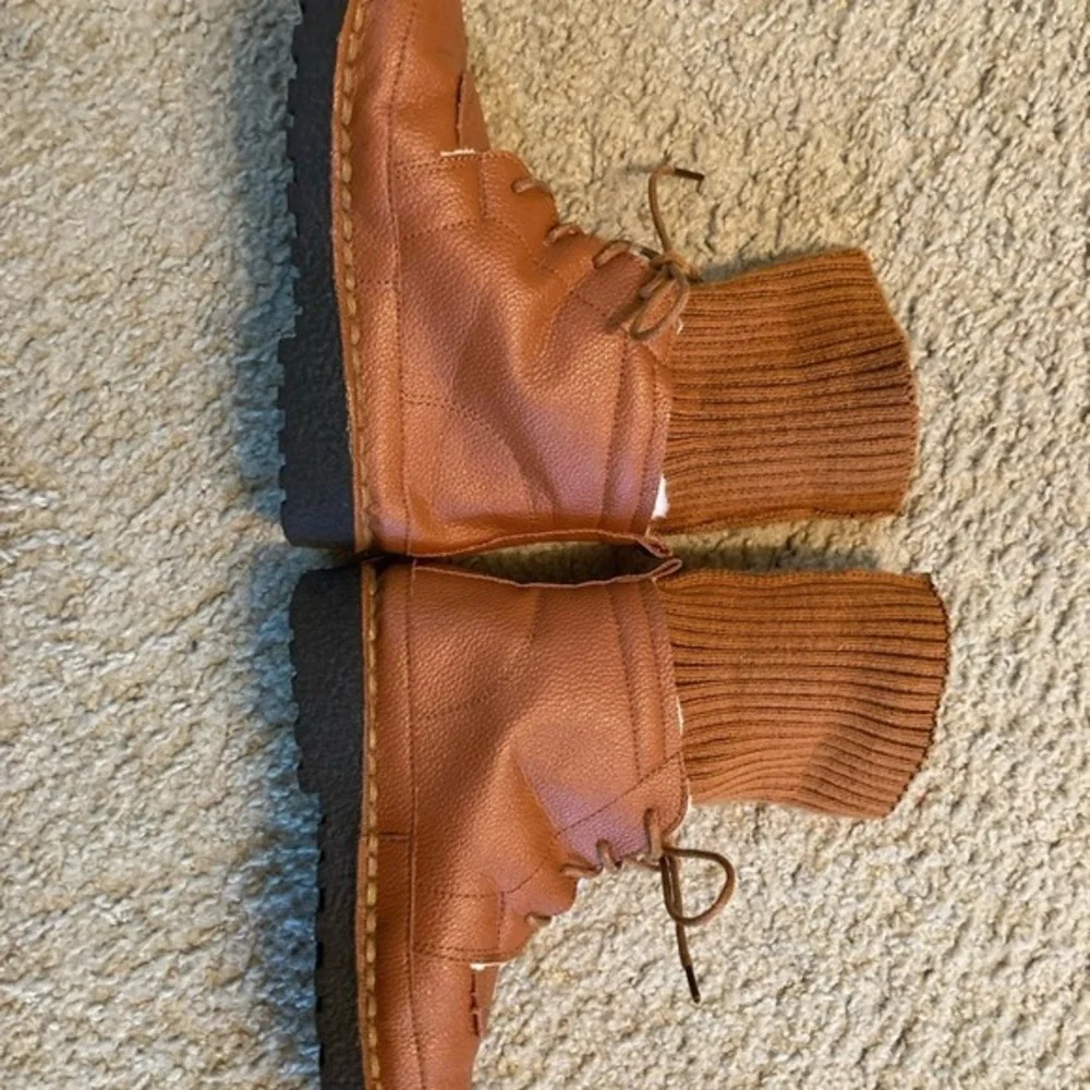 Tan Faux Leather Lace Up Ankle Boots with Ribbed Knit‎ Sock Cuff size 5 Lining